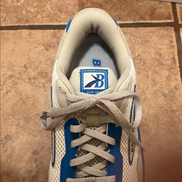 Brooks Women’s Ghost Max SE 8.5
Limited Edition Color - Picture 5 of 6